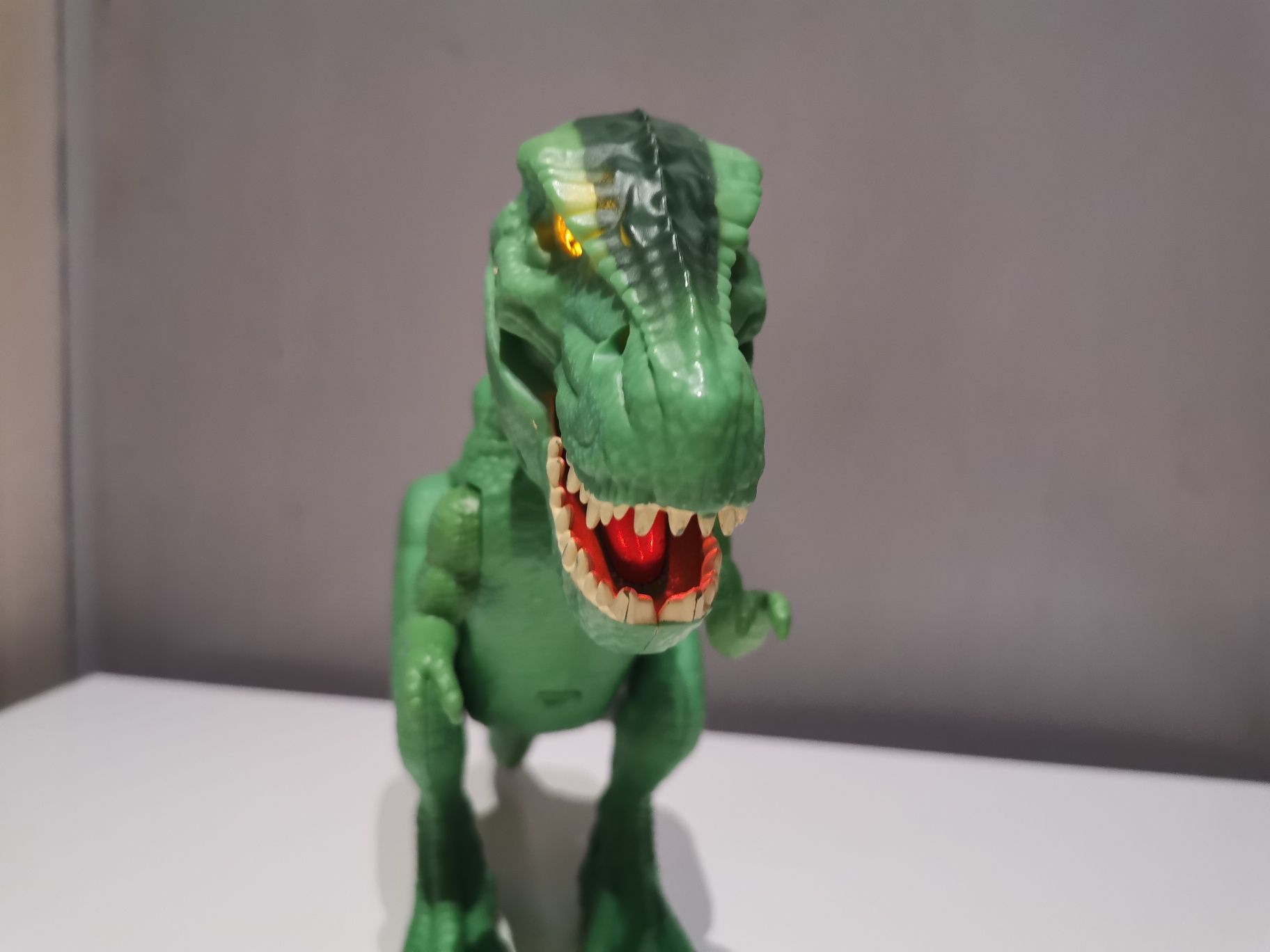 Dinozaur t-rex wydający dźwięki / świecące oczy i paszcza