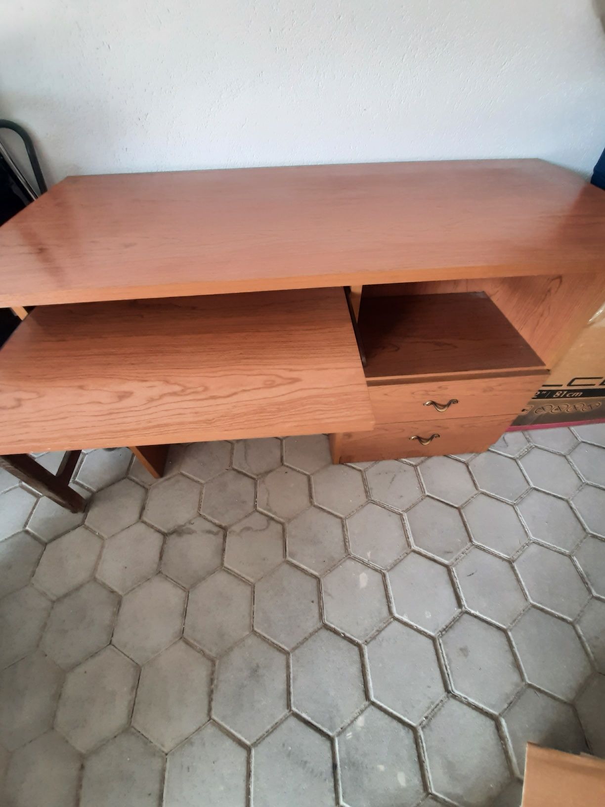Secretária, com base de teclado