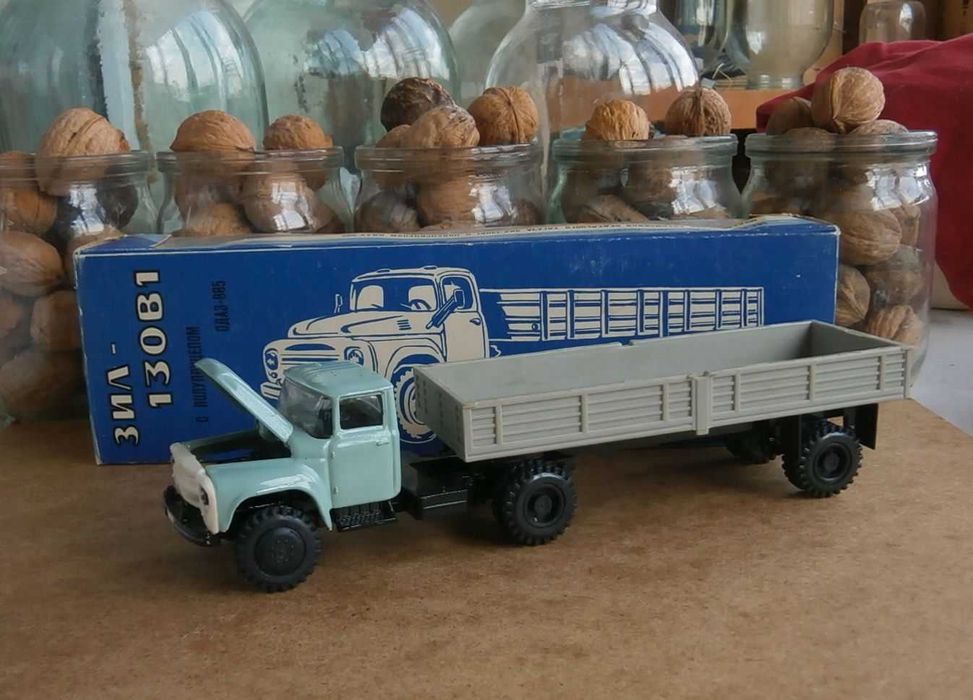 Зил 130 ГАЗ 2402 Волга Скорая Москвич Пикап Зис-3 модель СССР 1:43