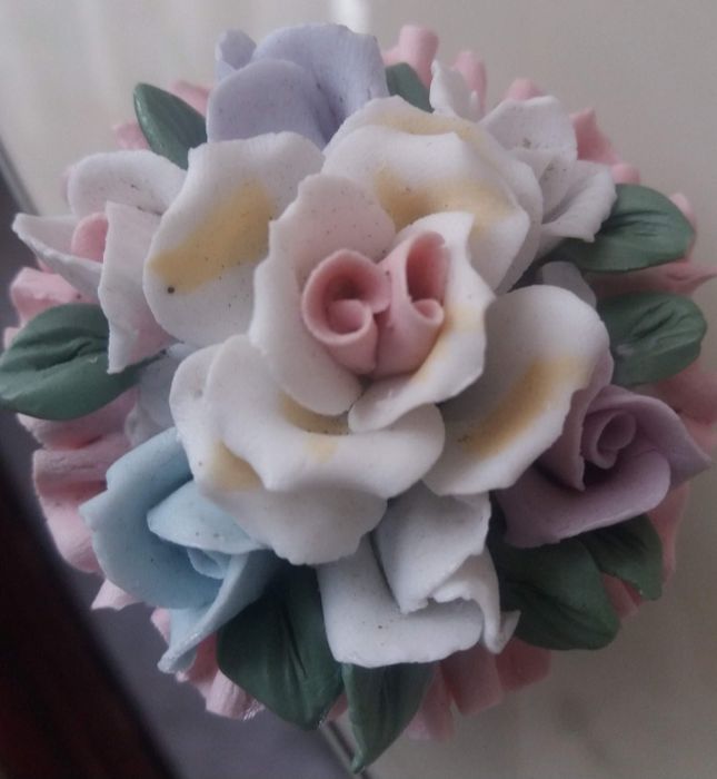 Cesto com flores em cerâmica muito bonito