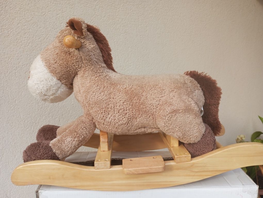 Cavalo de baloiço com música