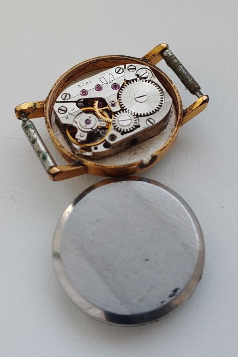 Жіночий позолочений годинник Luch (несправний)