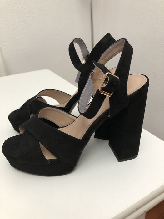 Sapatos veludo preto