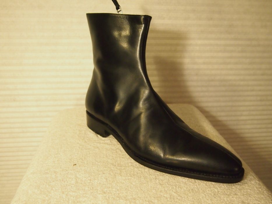 Botas botim Homem, novas, de marca, pele. Há em preto e em castanho.