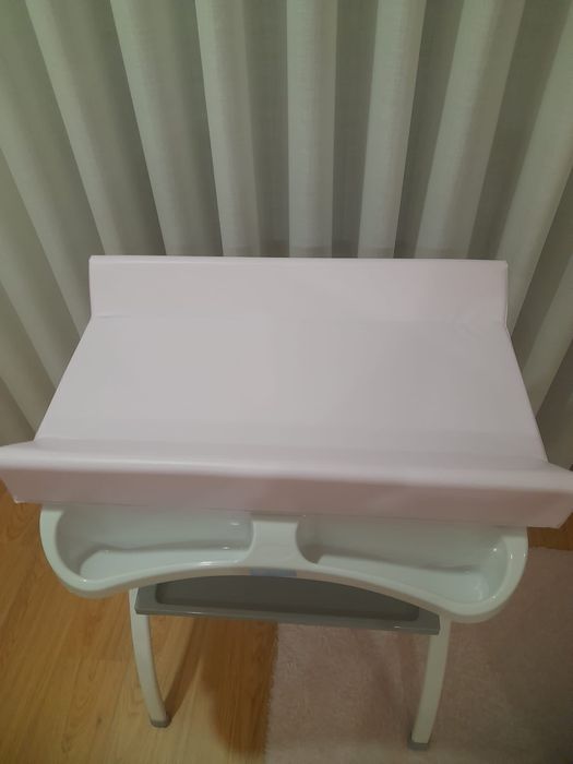 Conjunto 2 em 1 banheira e muda fraldas