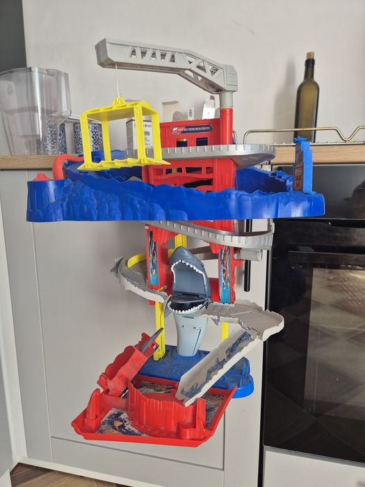 Tor samochodowy z rekinem