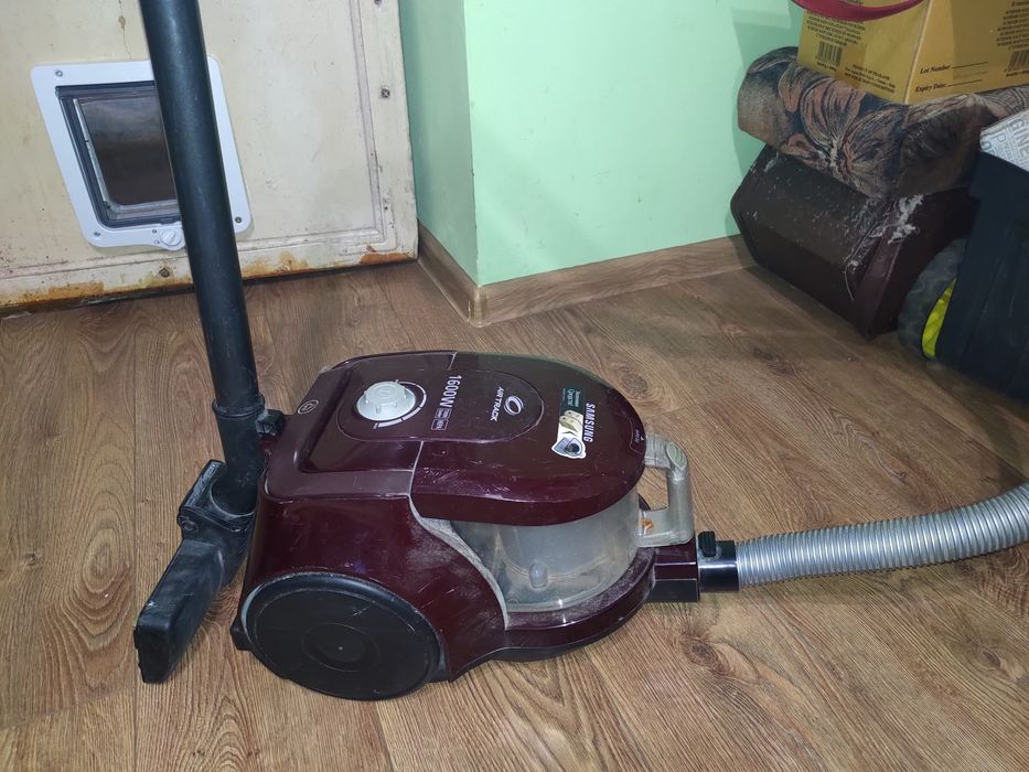 Безмішковий (з колбою) пилосос Samsung SC4336 1600W з набором насадок