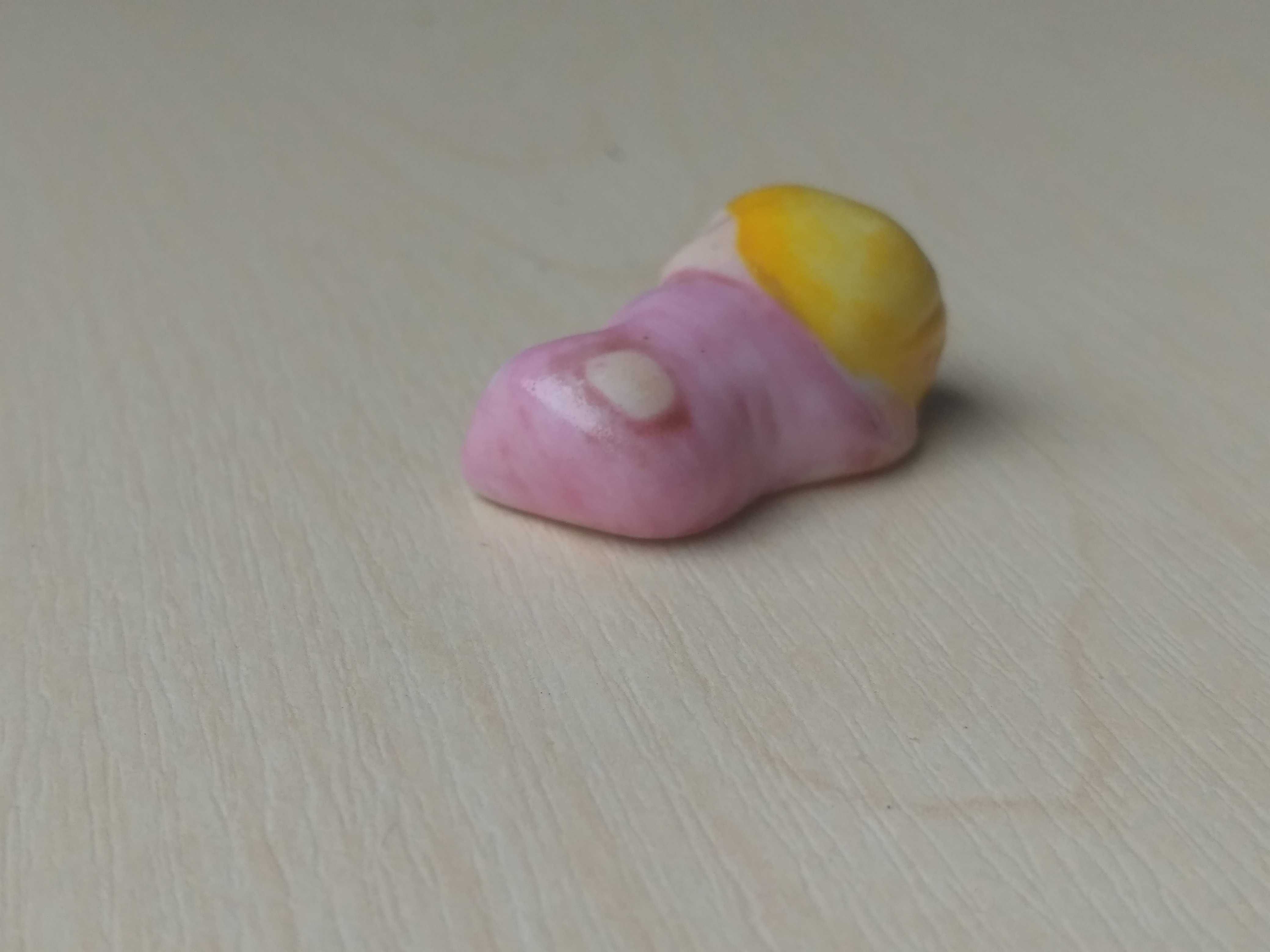 Zabytkowy domek dla lalek Mała porcelanowa figurka śpiącej dziewczynki