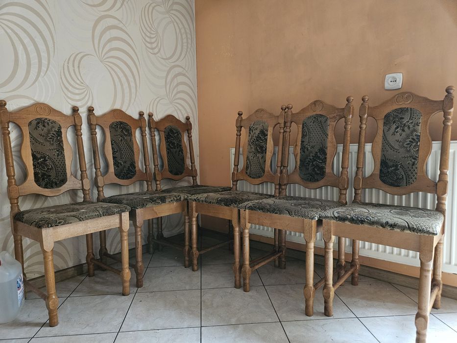 Krzesła drewniane zdobione