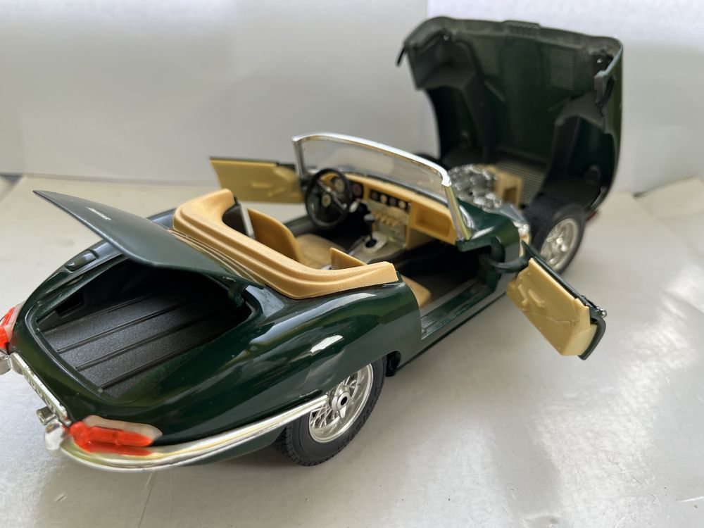 Model samochodu w skali 1:18 Jaguar E Type Bburago Burago