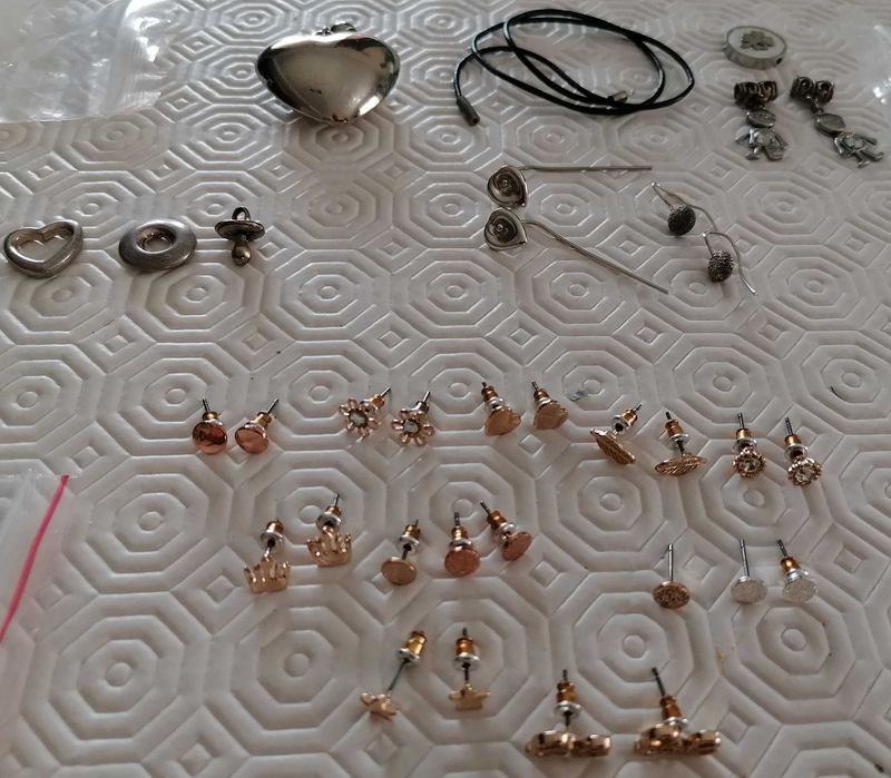 Brincos, pêndulos e medalhas, lote todo por 6€