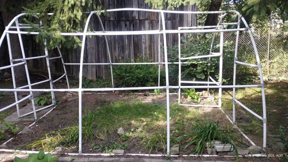Stelaż (szkielet) tunelu foliowego ogrodowego.