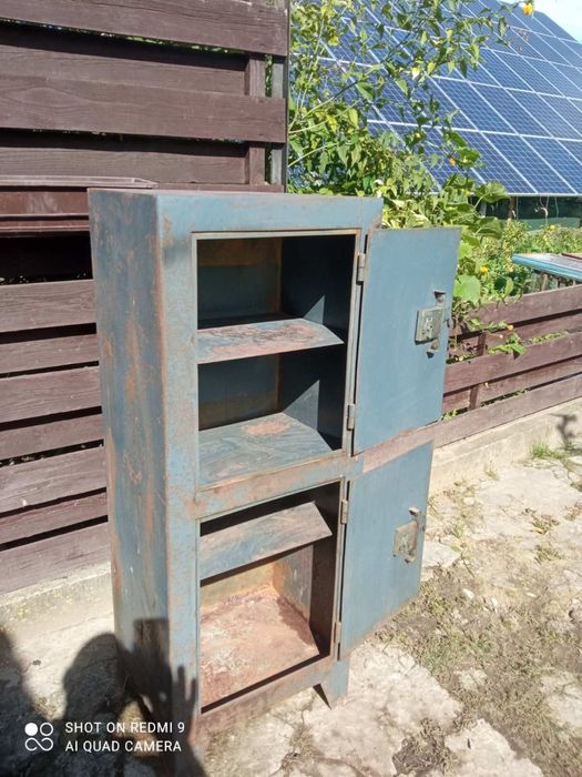 Продам металевий сейф