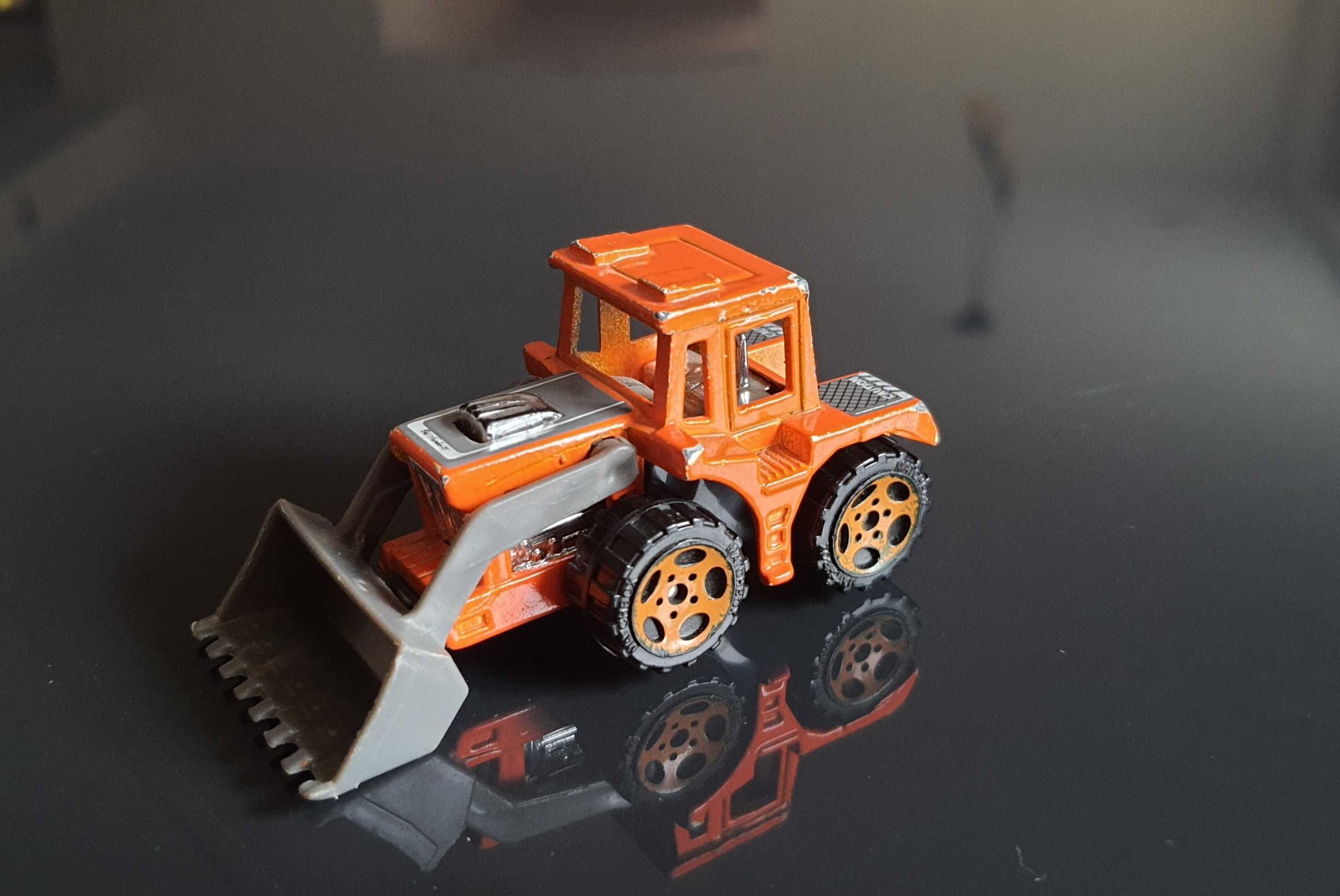 mała koparka zabawka dla dzieci pomarańczowa Matchbox