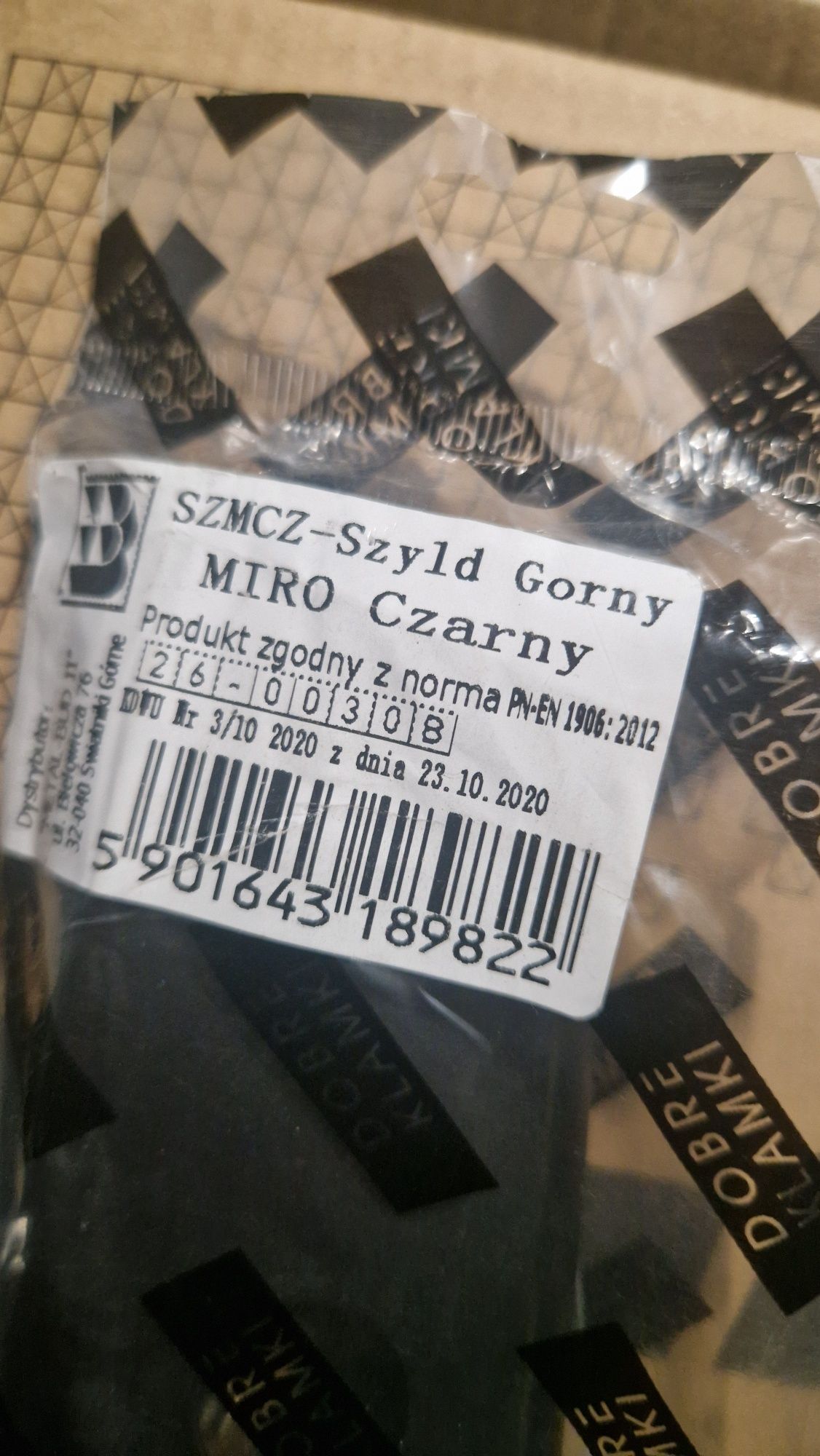 Klamka zewnętrzna do drzwi z dwoma zamkami i judaszem