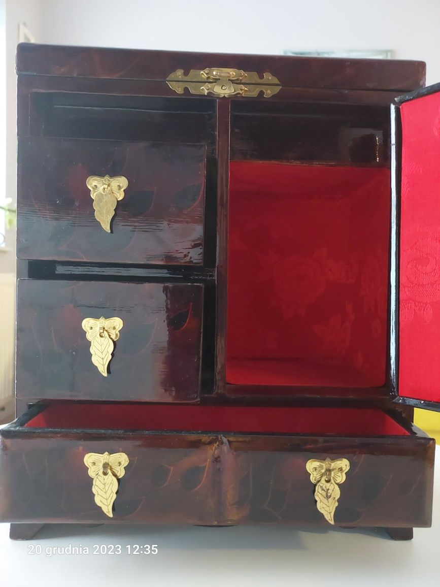 Oryginalna drewniana szkatułka na biżuterię z pozytywką