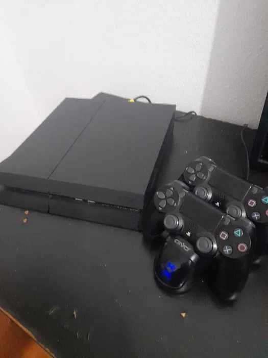 PS4 500GB + 2 comandos originais + base de carregamento TROCO ou VENDO