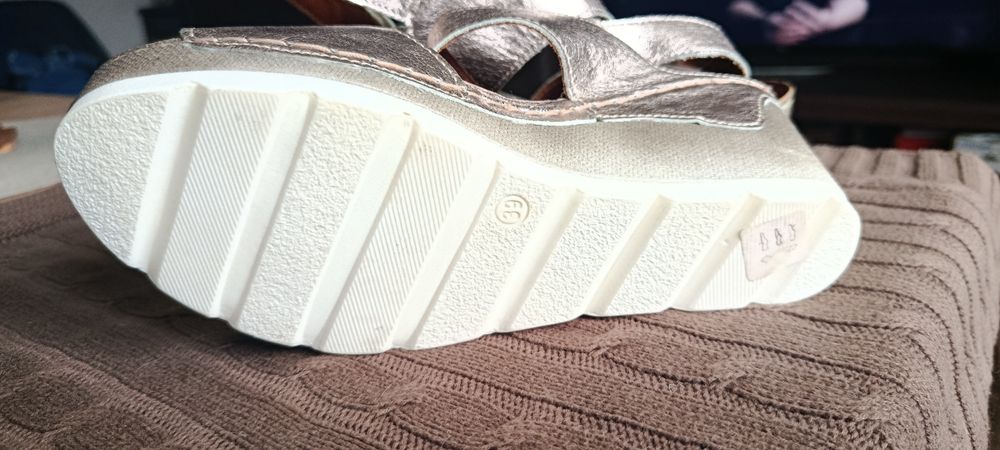 Sandały na koturnie