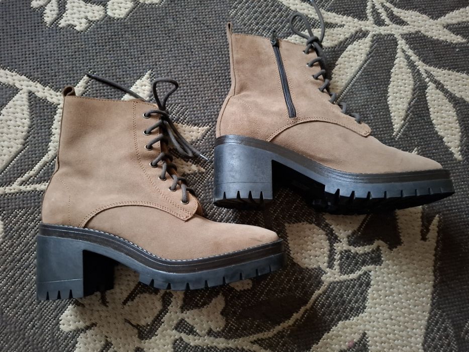 Продам замшеві ботинки