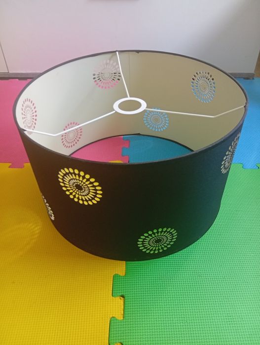 Abajur de teto redondo e preto