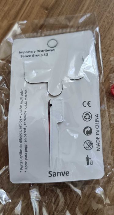 Uchwyt na szczoteczkę oraz wyciskacz pasty do zębów