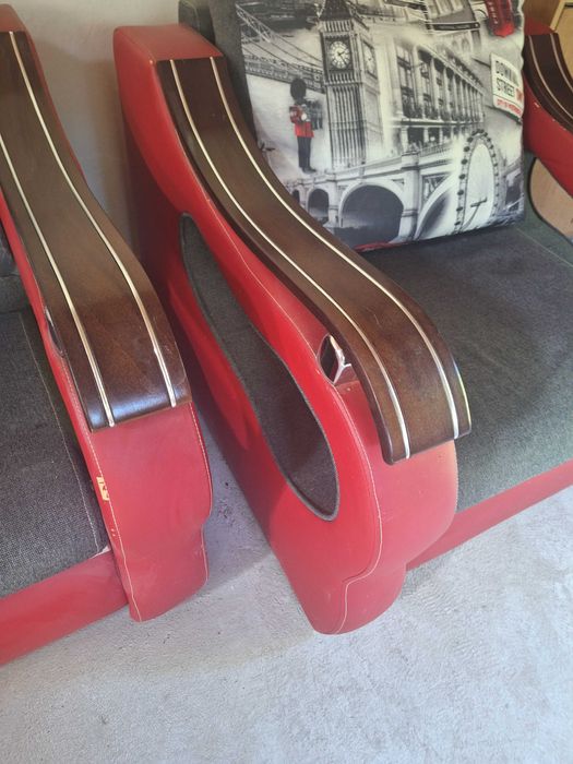 Efektowny fotel w starym stylu, z elementami ze skóry