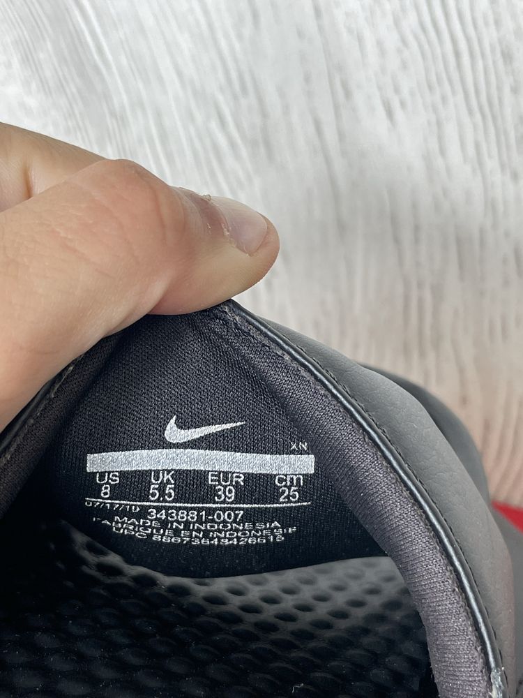 Продам женские тапочки Nike Benassi