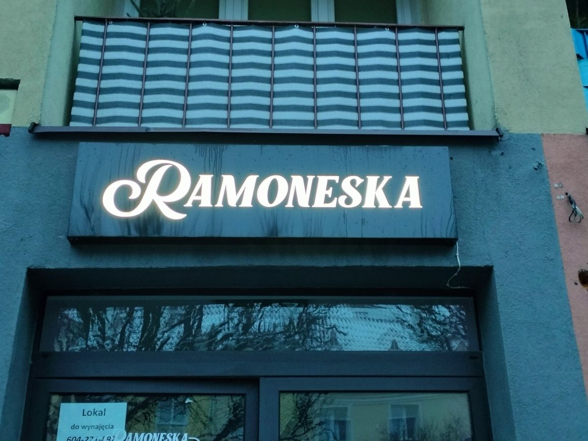 Reklama neon przed sklep