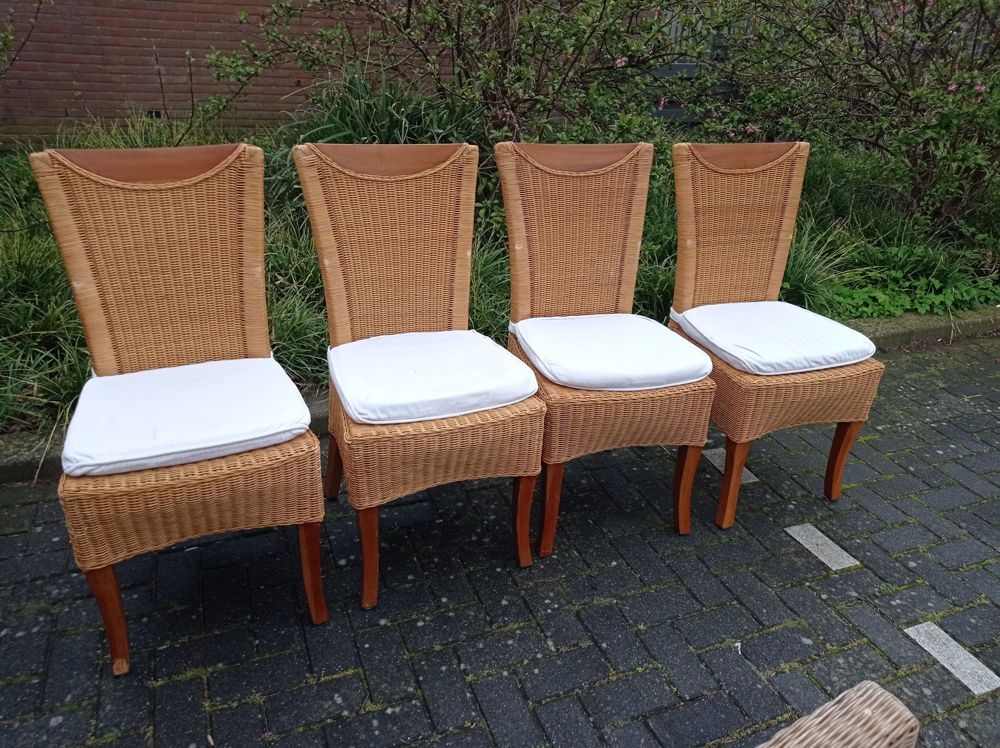 4 krzesła rattanowe + poduszki