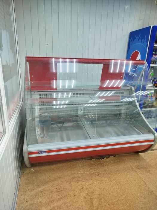 Продам холодильную витрину для кондитерки