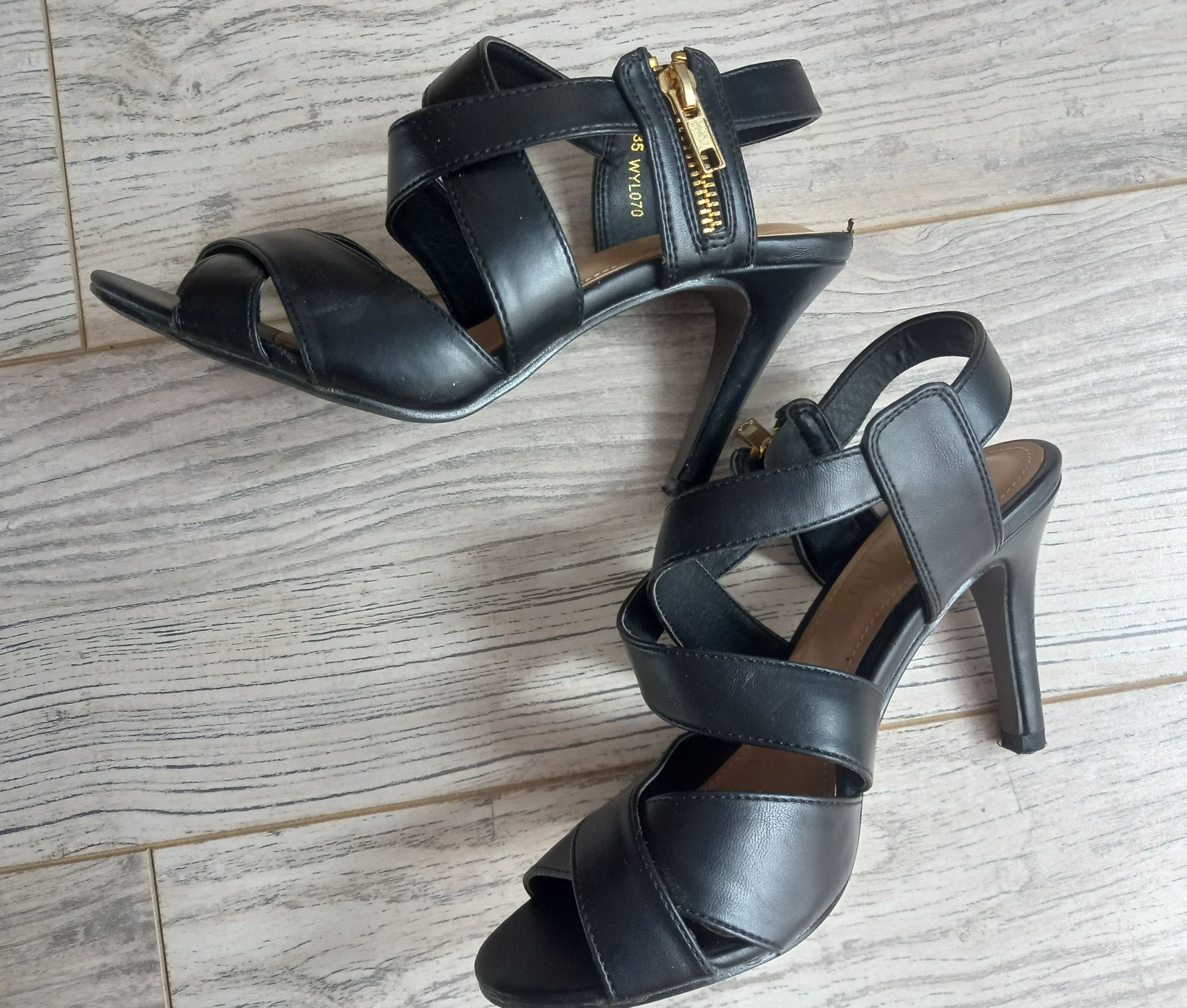 Buty damskie sandały słupek obcas czarne CCC paski zamek wygodne lato