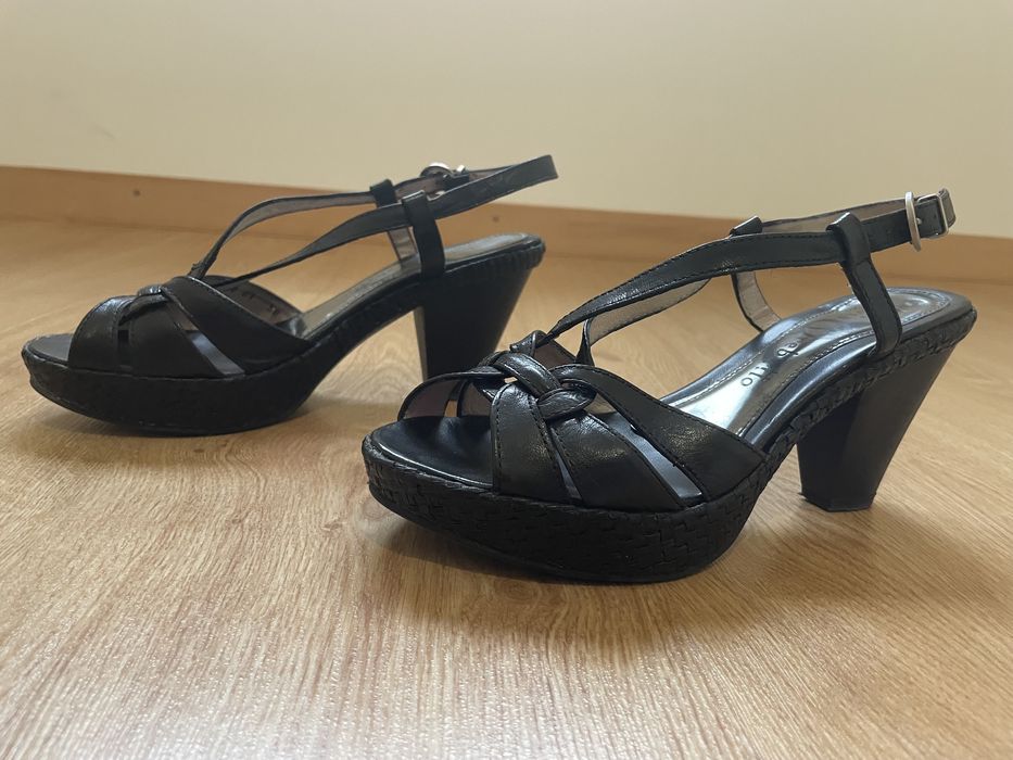 Sandálias de cunha em pele genuína Silvia Rebatto