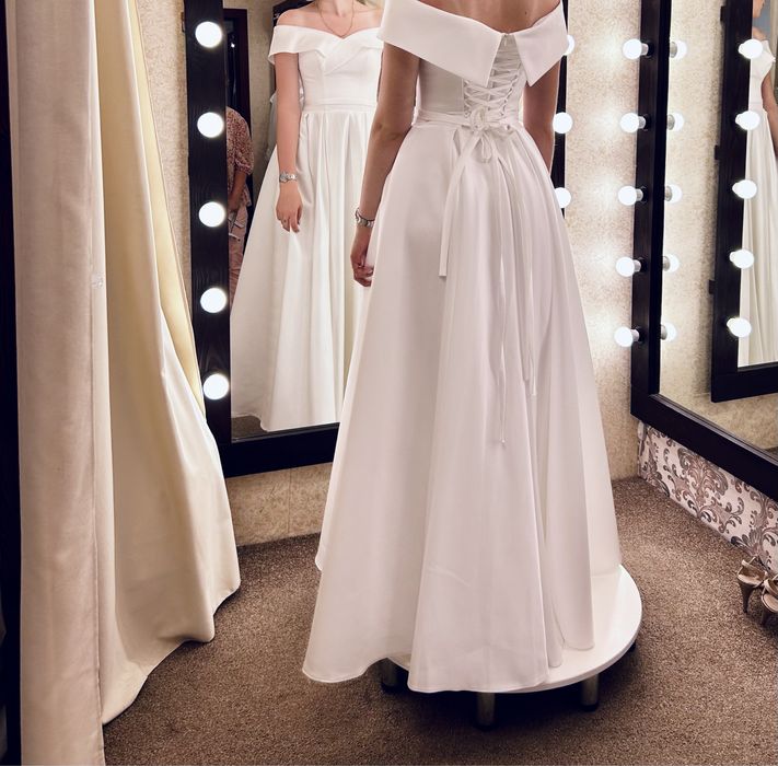 Весільна сукня з королівського атласу