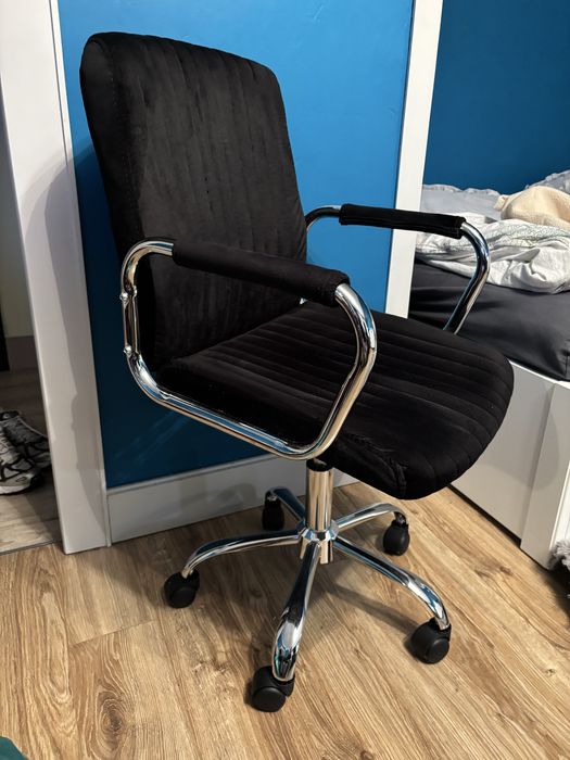 Fotel czarny obrotowy