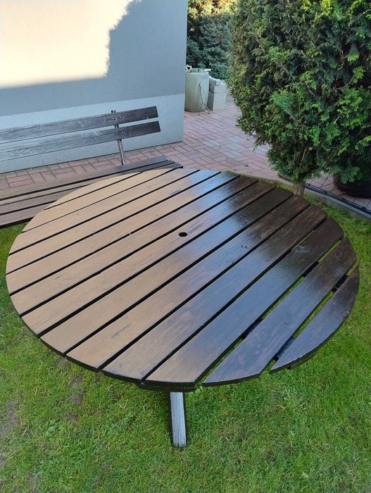 Ławka i stół z drewna.