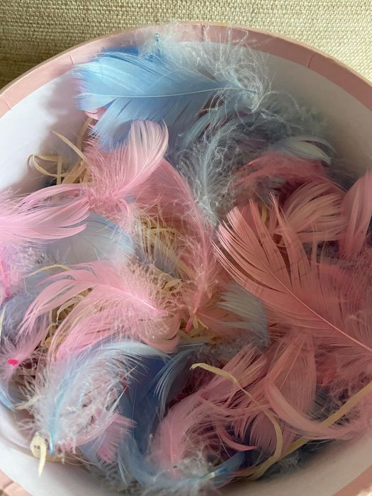 Кругла , гарна подарочная коробочка