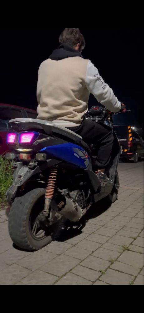 Скутер Spark 150 кубів. З тюнінгом невеликим, підтриманий