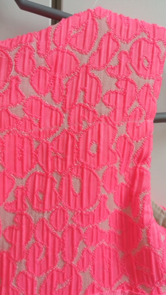 Elegancka neonowa różowa sukienka koktajlowa wesele impreza