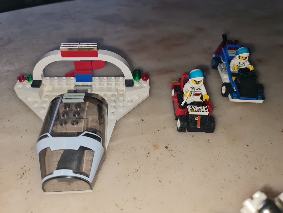 Legos Minifiguras e Veículos