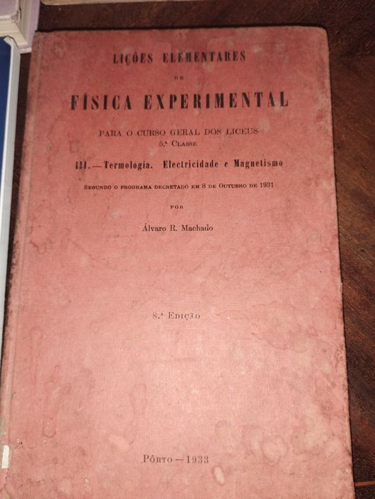 Vários livros didáticos