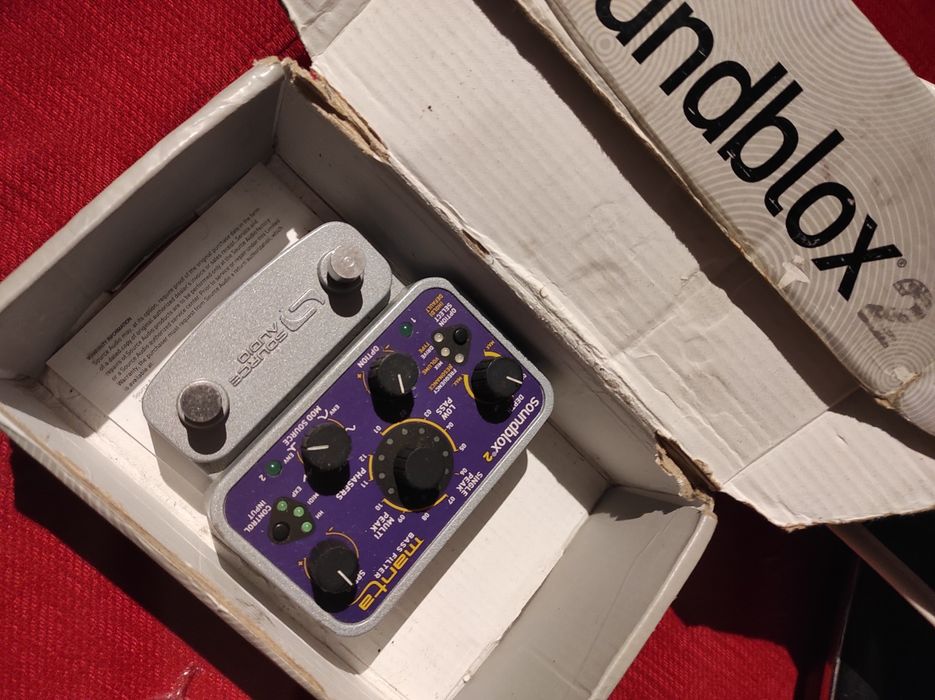 Vários pedais para guitarra e baixo