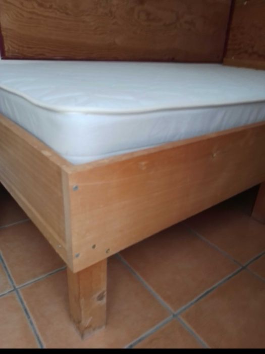 Cama + estrado + colchão + mesa de cabeceira