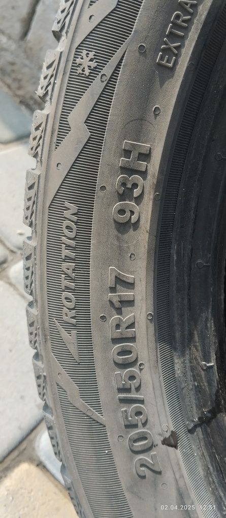 Гума зимова в гарному стані 205/50/17