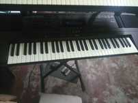 Teclado Roland E-500 com tripé, pedal e coluna