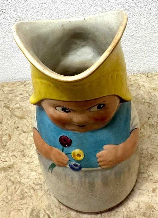 Jarro antropomórfico, formato boneca Holandesa, ano de fabrico 1945
