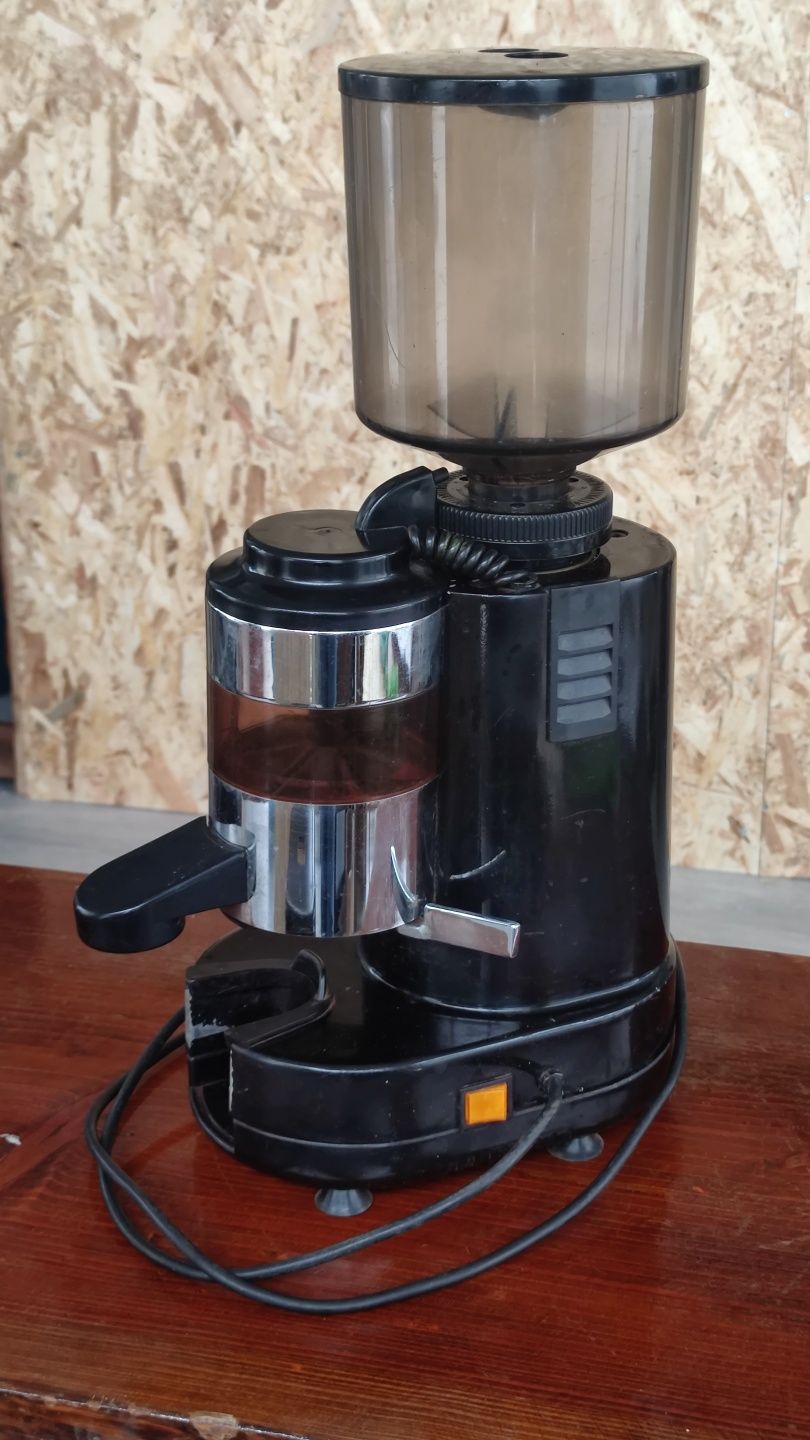 Máquina de Café Profissional Rossi + Moinho