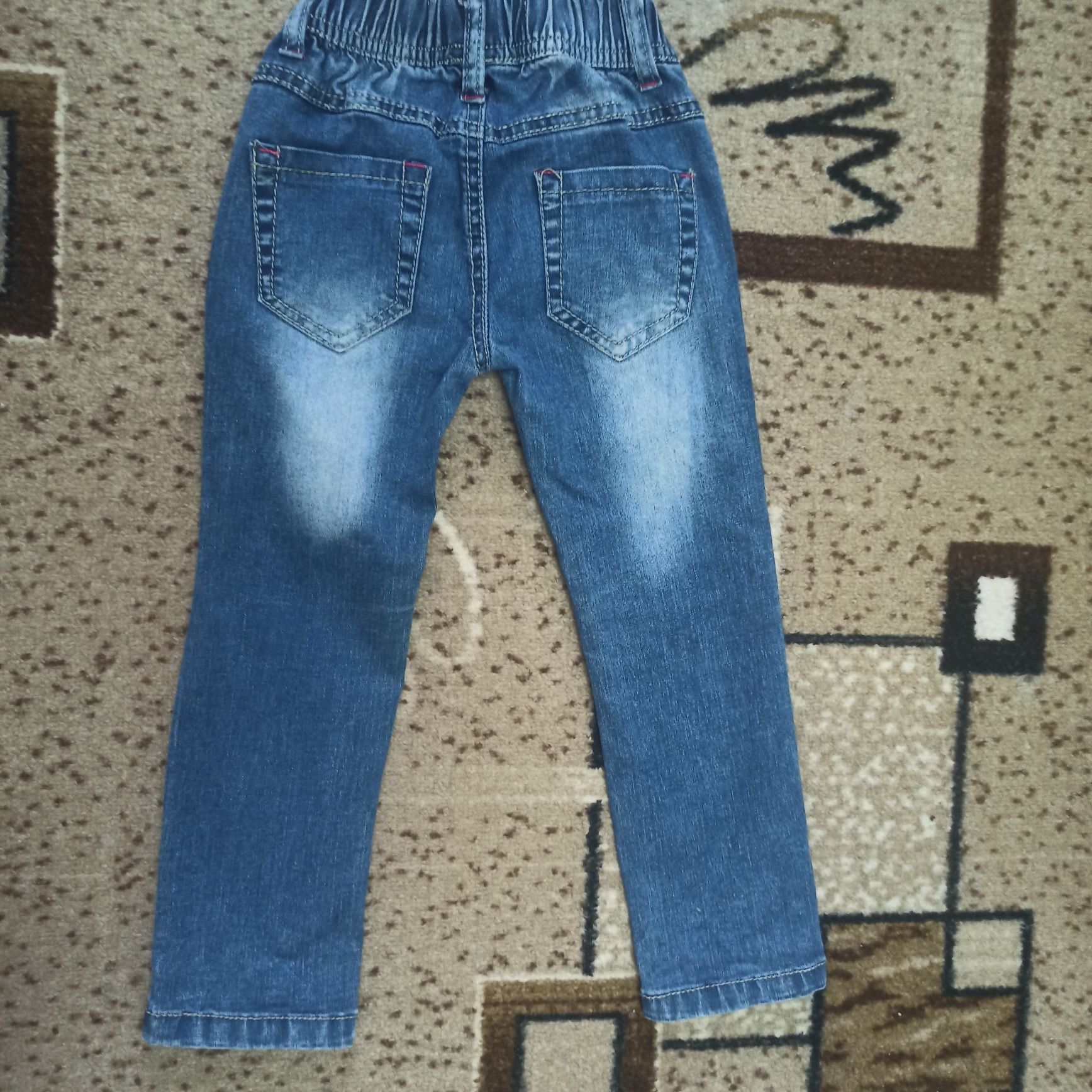 Вязаная и велюровая кофточка, джинсы 104