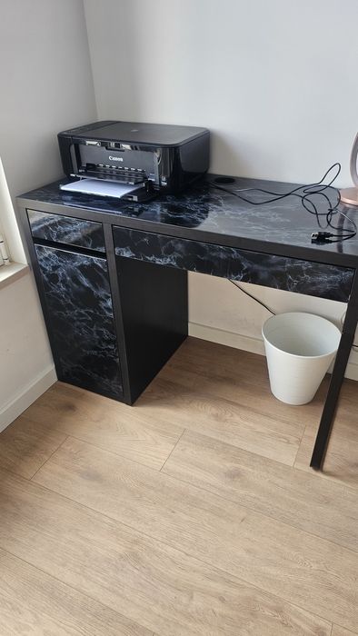 Secretaria preta com efeito mármore