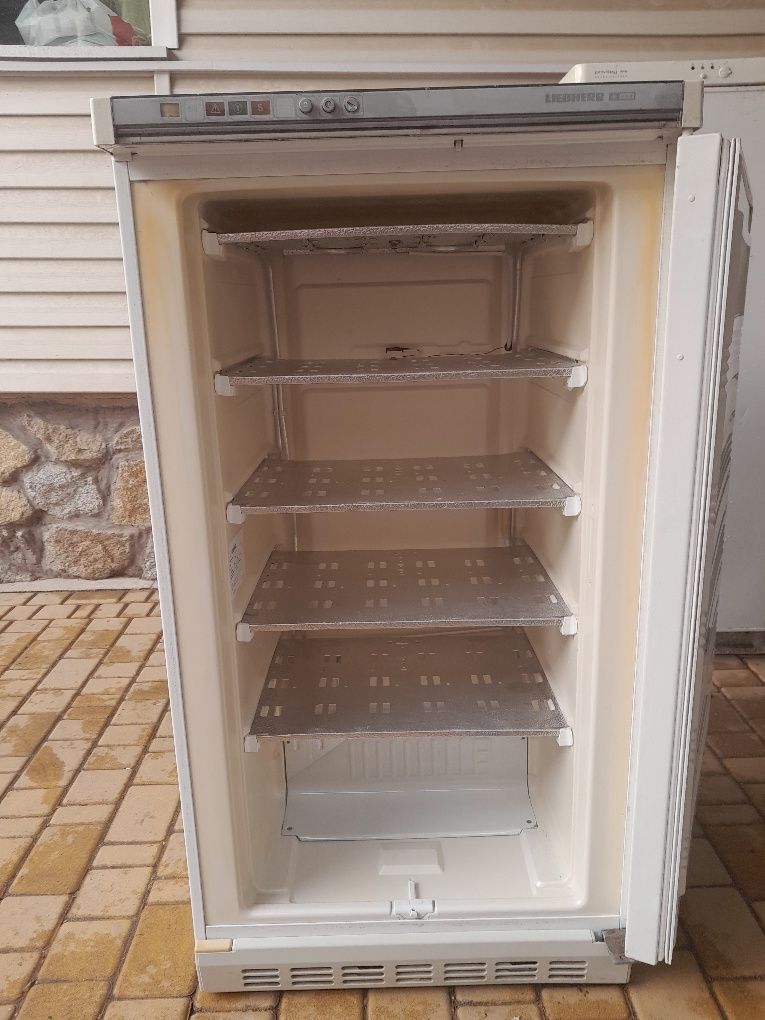 Продам компресорну морозилку компактну, 4,5 кошиків,для дачи,кафе.