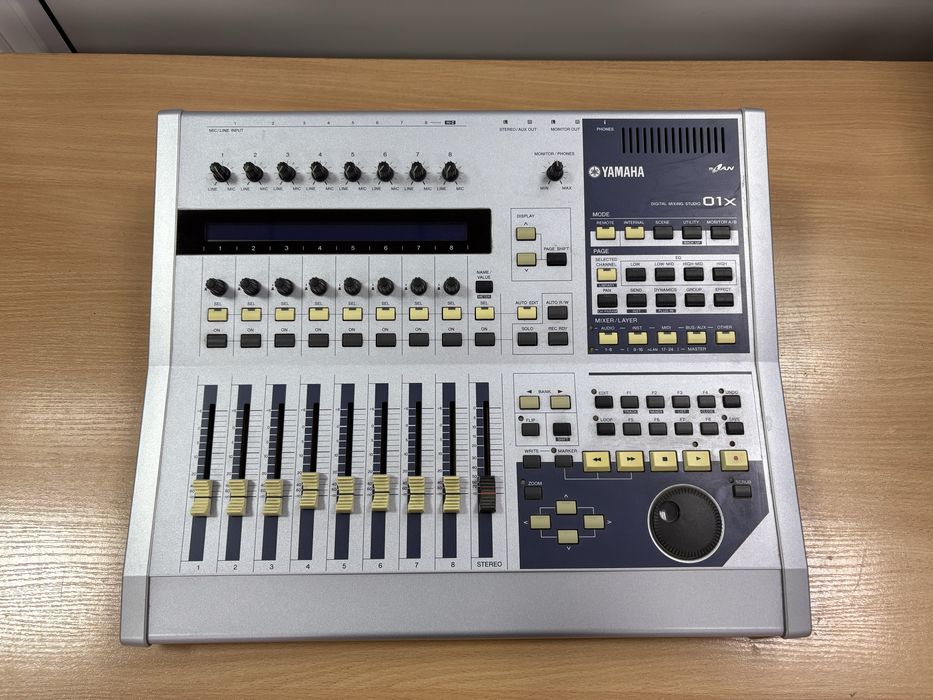 Цифровой микшерный пульт Yamaha 01X